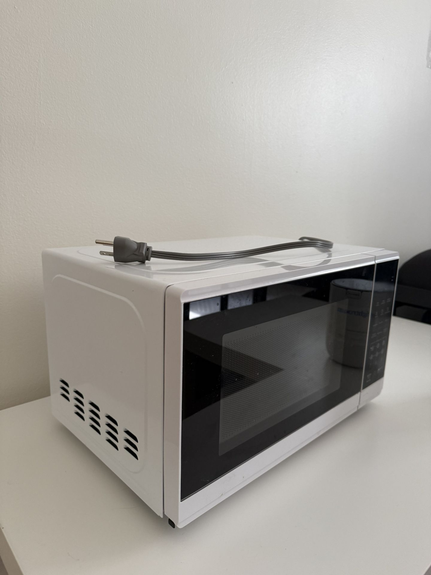 Microwave – 1000W – Great Condition – $45 – Brookline Pickup