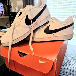 Nike Court Borough (Women/Youth Size)