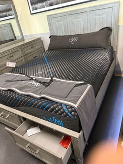 Queen bed room set on Sale