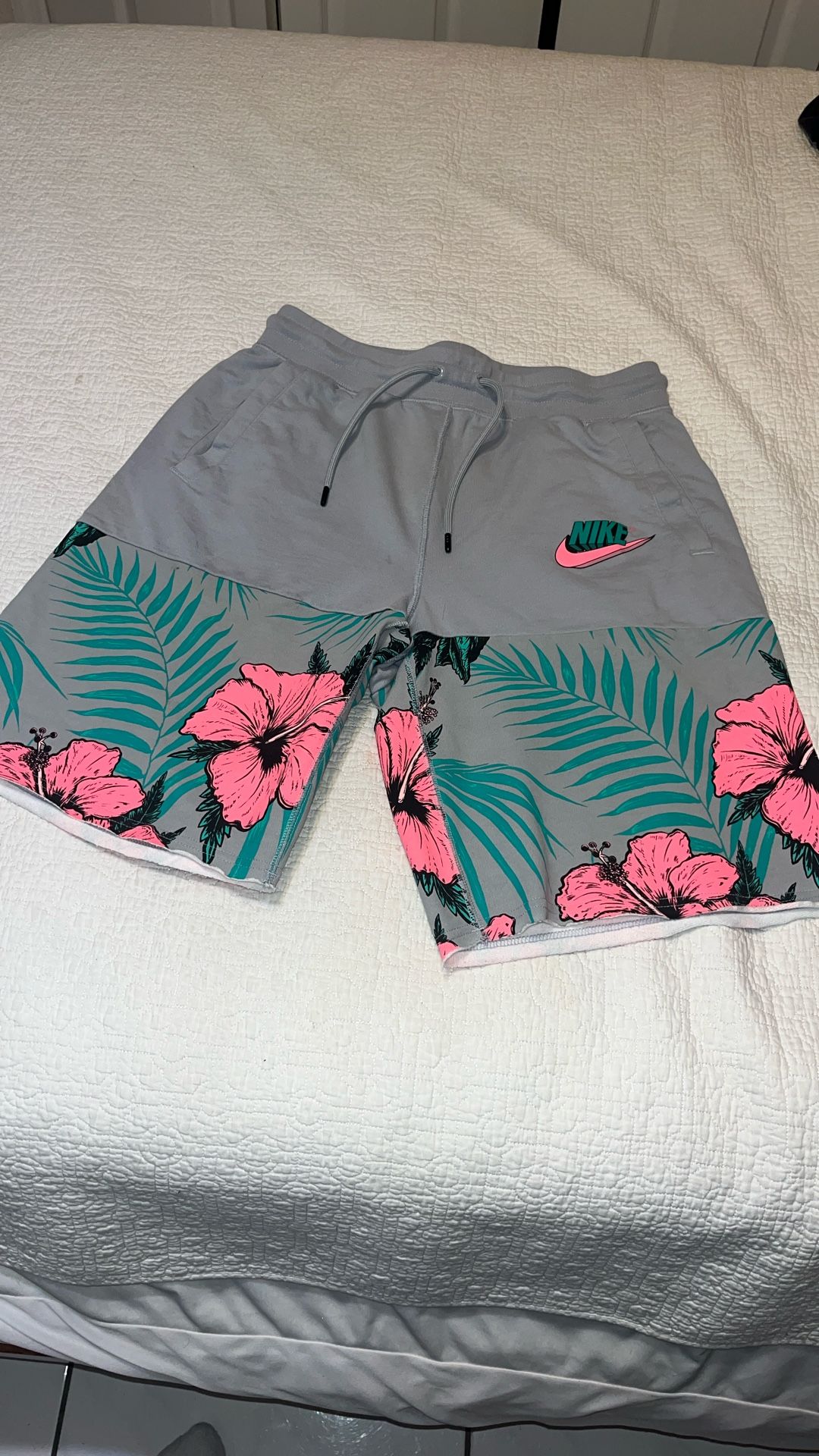 NIKE VICE ALUMNI South Beach Colors Men’s Size Medium Fleece Shorts
