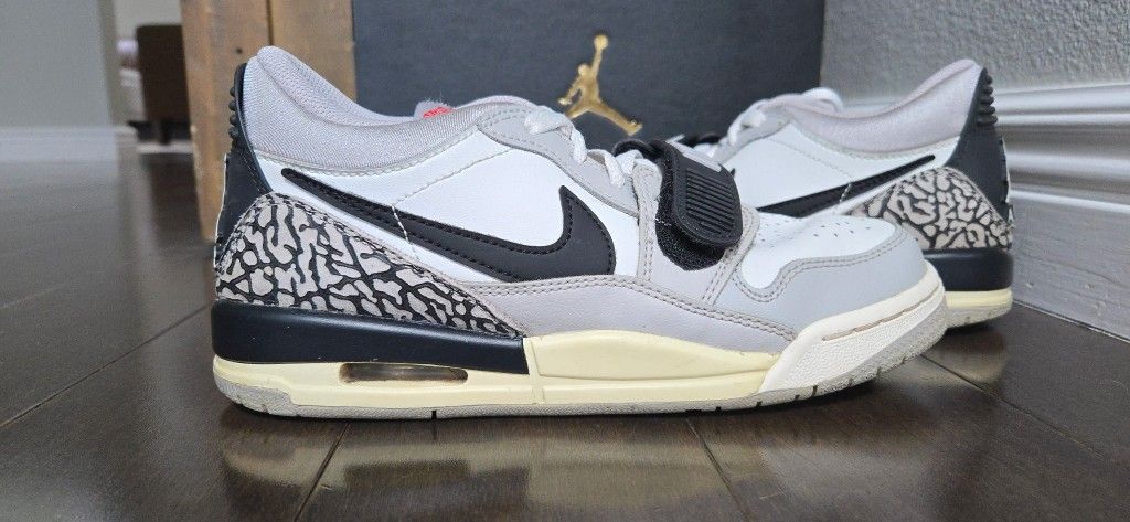 Jordan Legacy 312 Low
Tech Grey