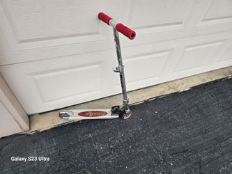 Razor scooter folding  adjustable  H 33" X L 22" working great  $20 each
