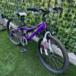 DIAMONDBACK LUSTRE YOUTH MOUNTAIN BIKE 24” Wheels