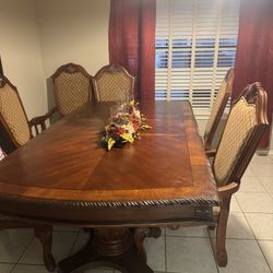 Dining Room Set In
