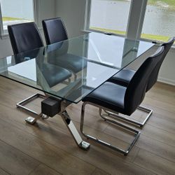 Glas dining table with 4 chairs