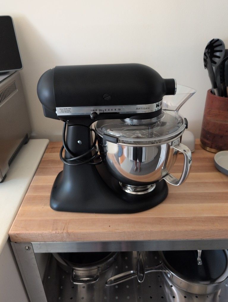 KichenAid Artisan Series 5 Quart Tilt Head Stand Mixer