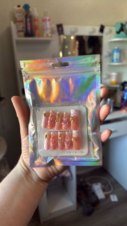 Press on nails