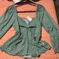 Woman’s green polka dot xl top