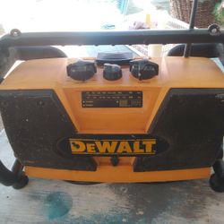 Dewalt Dw911 Work Site Am/FM Radio And Battery Charger