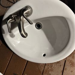 2 sinks w faucet