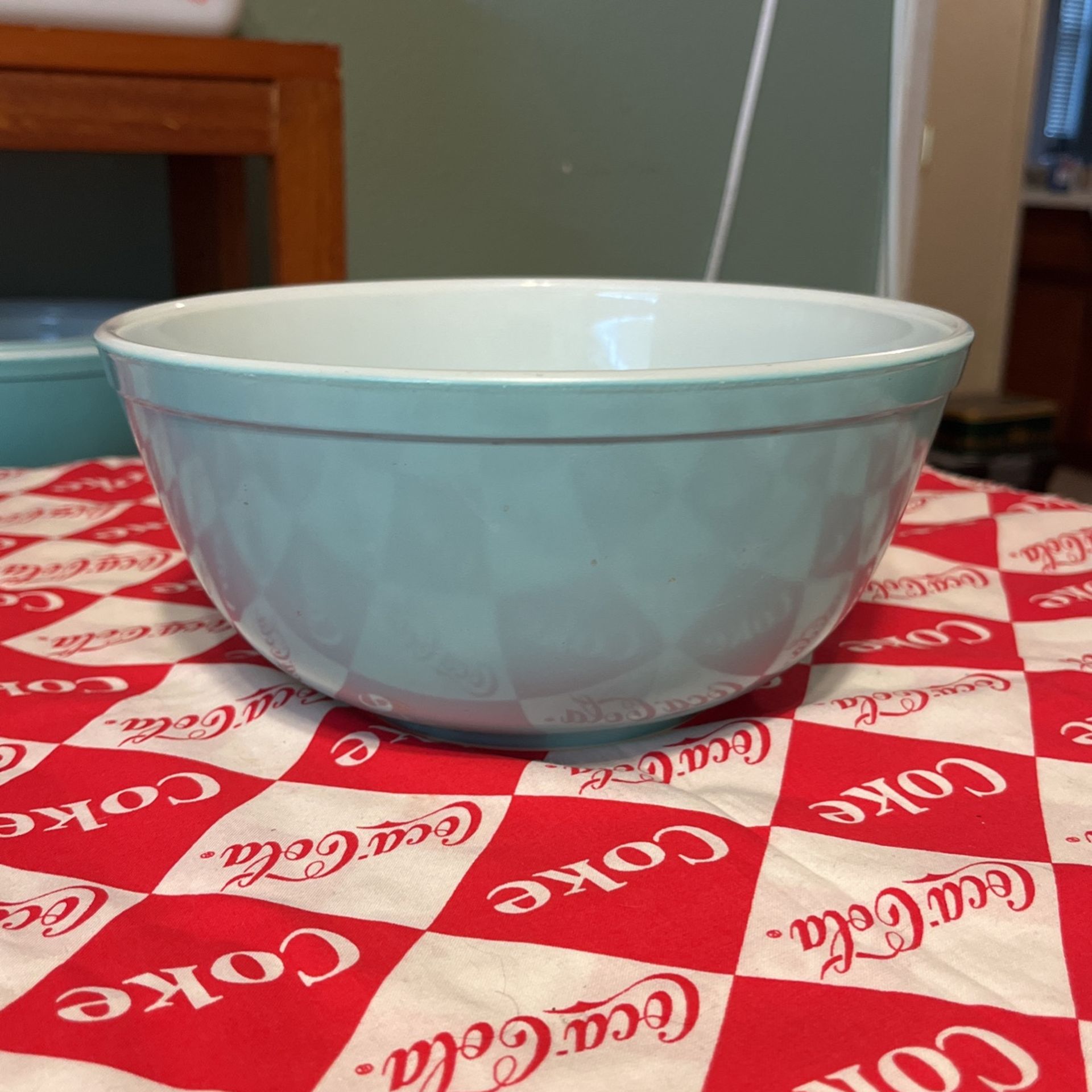 Pyrex, 403 Mixing Bowl. Absolutely Beautiful.