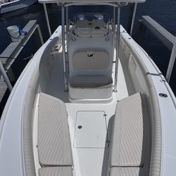 2005 Mako 284