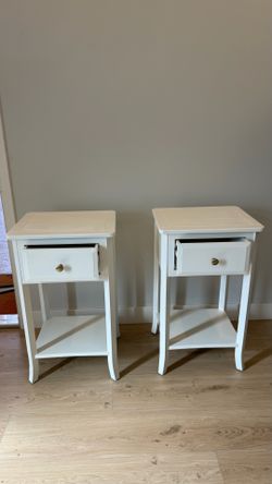 Set of 2 White End Tables