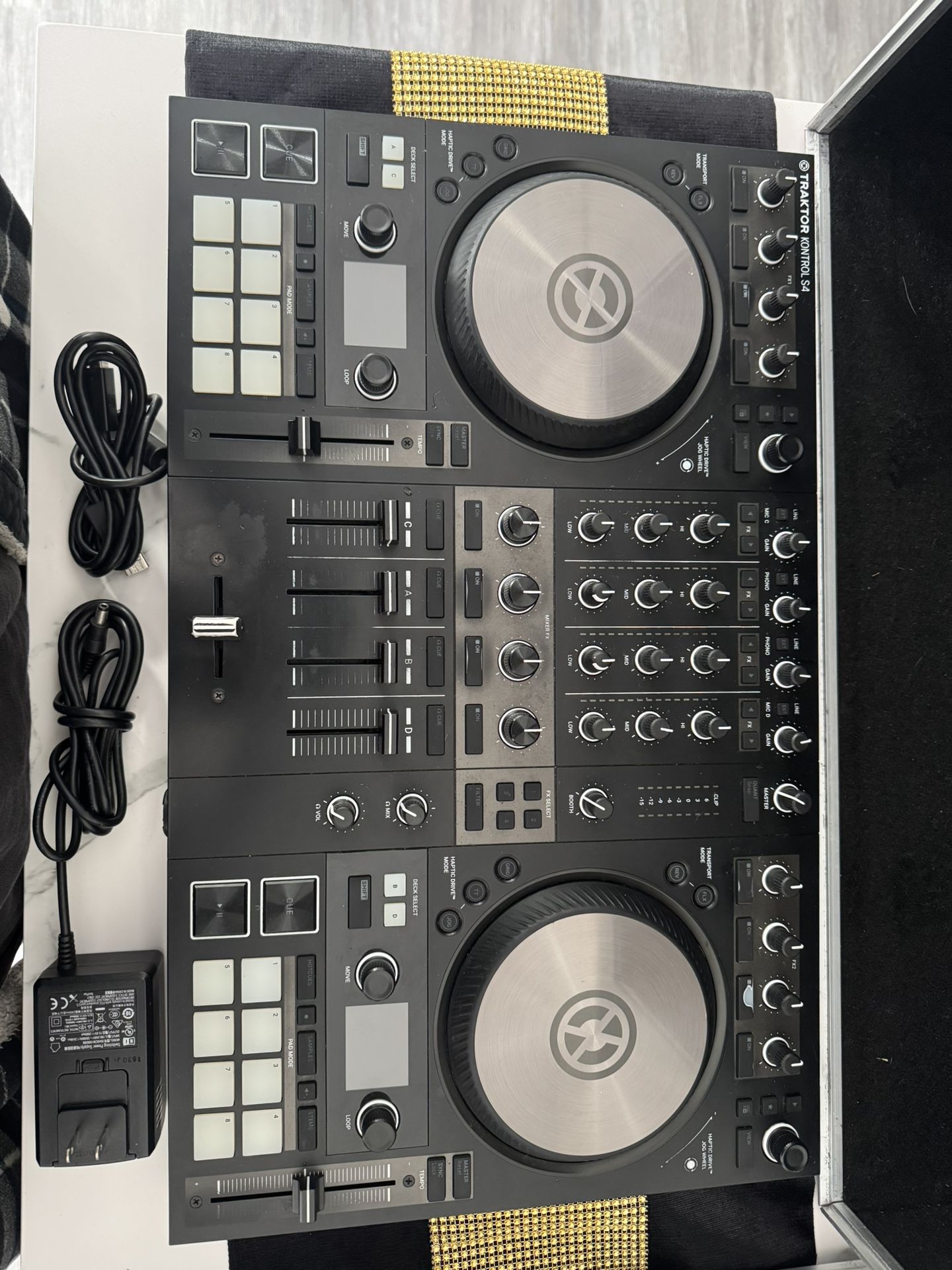 Traktor Kontrol S4 MK3 w/ Coffin Case