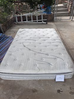 Lovely Serta Perfect Sleeper Queen Size Bed 💕 With Frame! Say What???