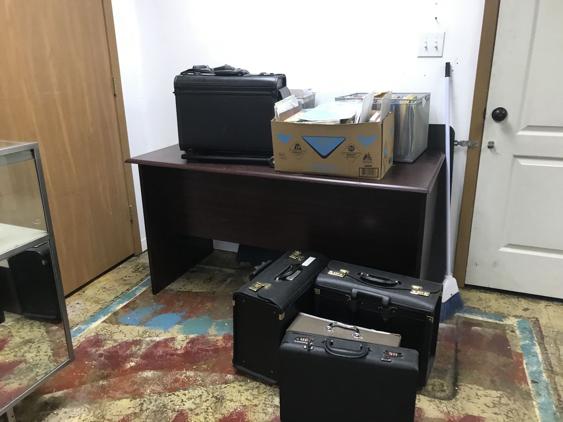 Desk, Located in Mechanicsburg Pennsylvania
