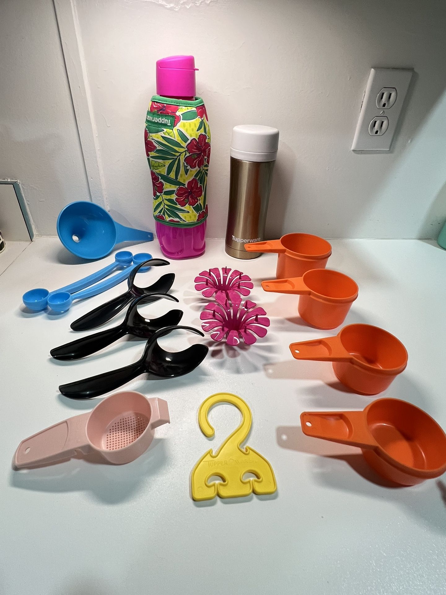 Tupperware Kitchen Lot 16 pieces