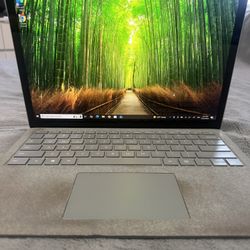 Microsoft Surface Laptop / Core i5 / 8GB RAM / Windows 11 Pro / 13.5” Touchscreen / 256 GB SSD