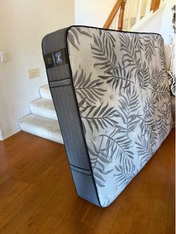 Queen mattress (like new)