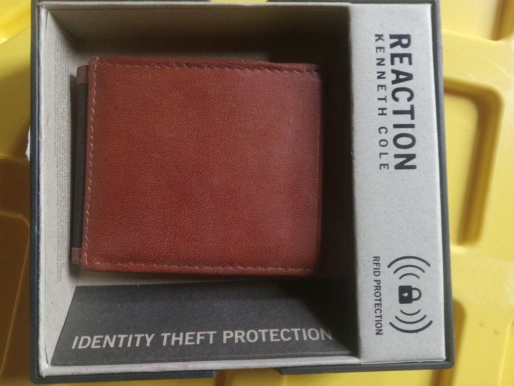 REACTION Krnneth Cole Wallet