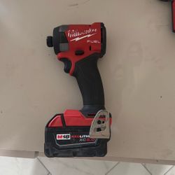 Milwaukee Drill With Battery Kit 