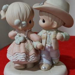 Praise the Lord And Dosie -Do ;1998 Precious moments Inc ,licensee Enesco 6 in Tall.