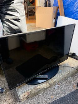 Samsung Flat Screen TV w/ Remote – Works Great