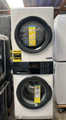 New Electrolux 27” Gas Laundry Center 