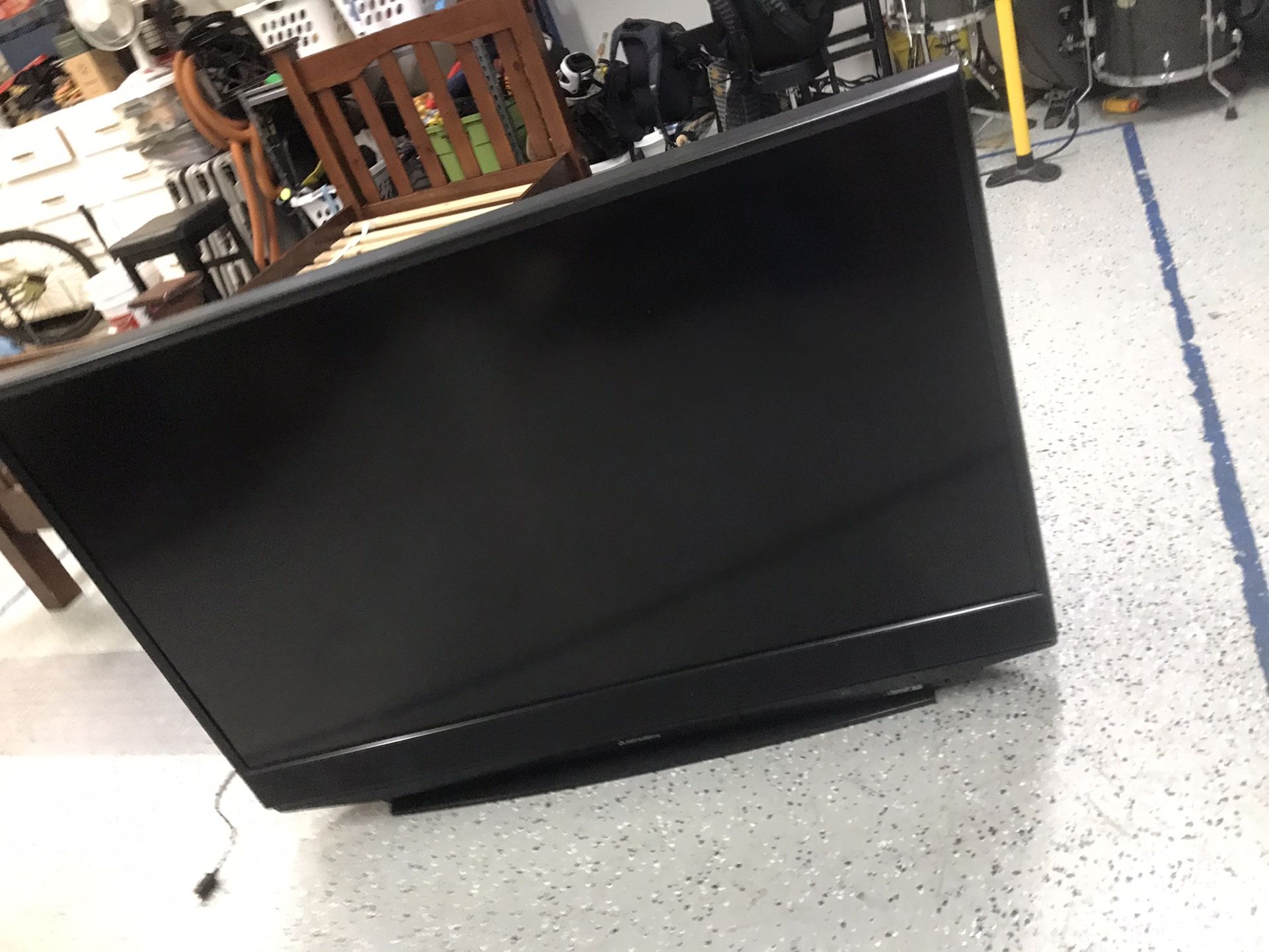 Mitsubishi WD-Y57 DLP TV - rear projection with brand new lamp