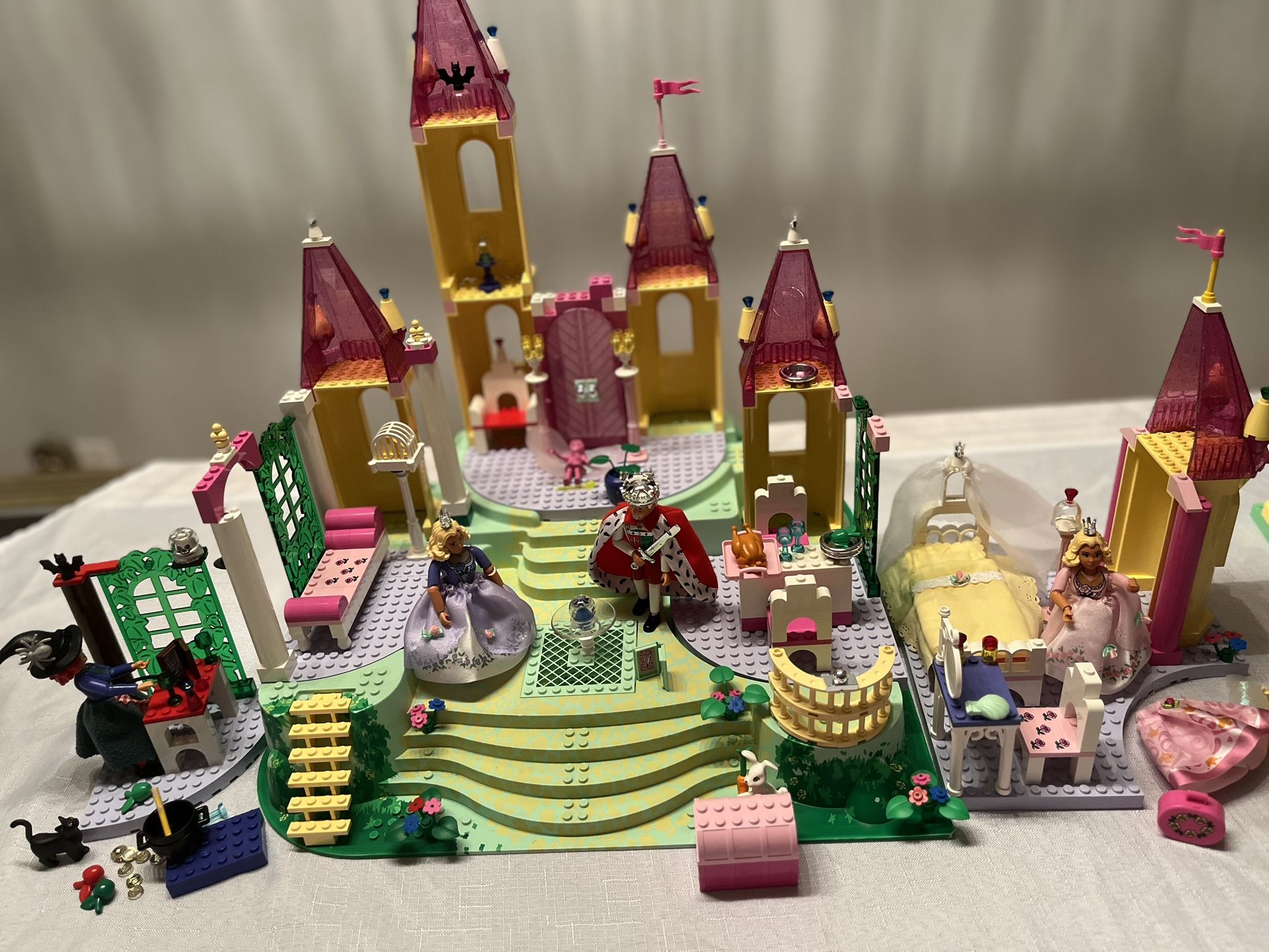 Lego BELVILLE 5704, Lego 5705, Lego 5807 & Lego 5808 (incomplete) with Catalogs