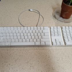 Apple A1048 Keyboard Wired 2 USB Ports