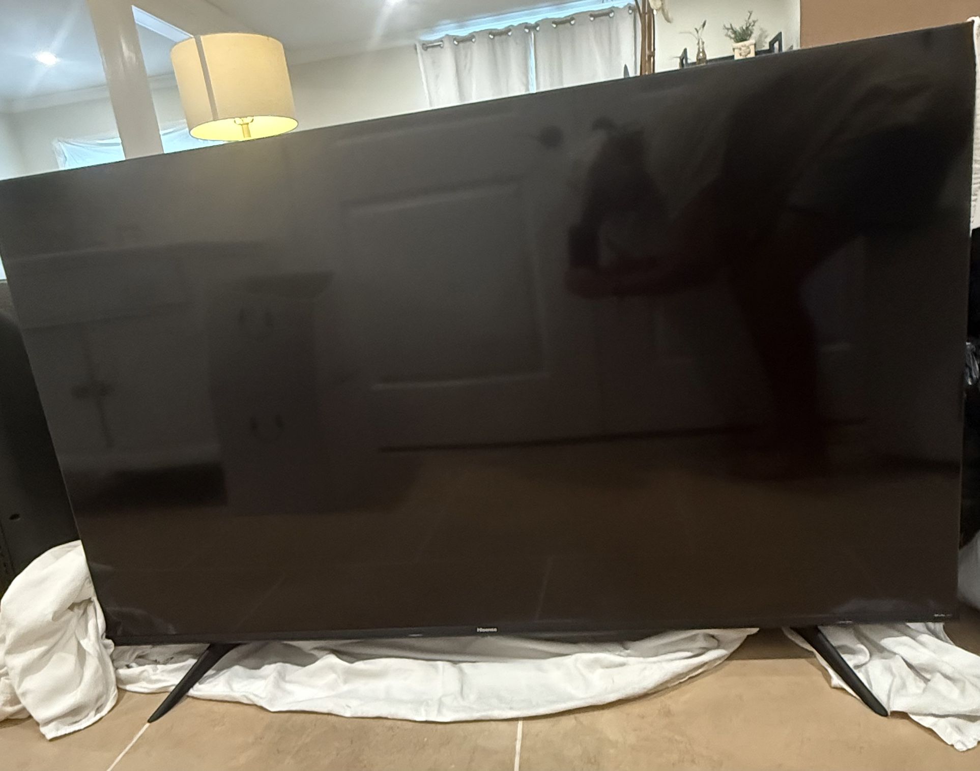 Hisense 60” Smart TV with Full Motion TV Mount