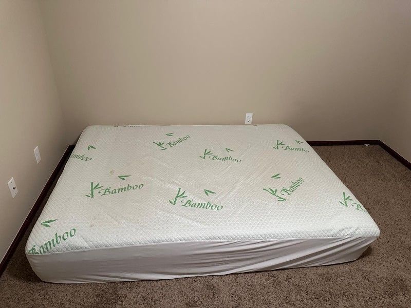 Zinus Hybrid Mattress - Queen Bed