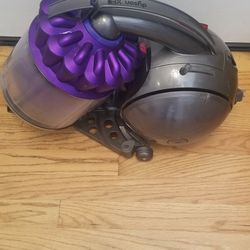 NEW cond DYSON ANIMAL BIG BALL VACUUM WITH AMAZING POWER SUCTION  , WORKS EXCELLENT   , IN THE BOX 