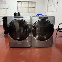 Set of washer machine Whirlpool and gas dryer. In perfect conditions and works perfectly. Washer machine capacity of 4.5 and dryer capacity 7.4. Del
