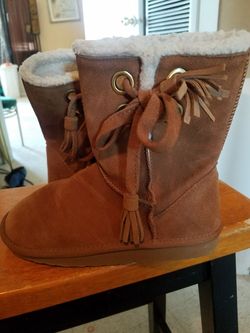 Cute snow boots size 6.5 like new