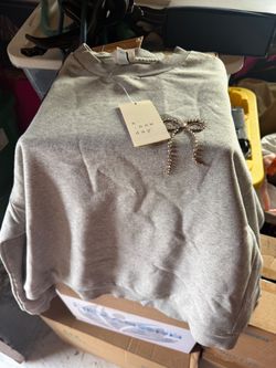 Gray crew neck ribbon