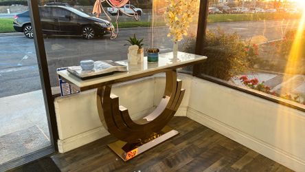 Entrance Table With Marble Top And Rose Gold Metal Stand