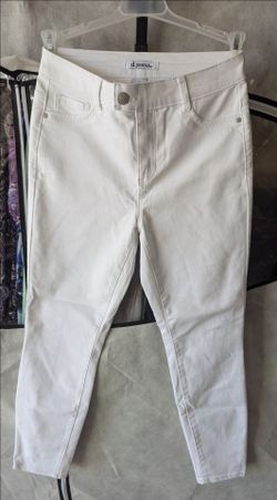 New Woman's white D jeans size 4
