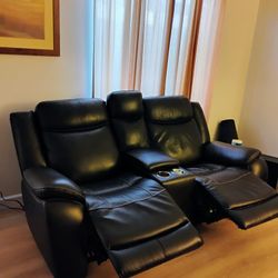 Loveseat Dbl. Electric Recliner. Leather, No Tears Or Stains. LIKE NEW. DELIVERY POSSIBLE.