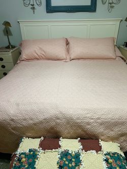King bedspread and 2 shams with pillows