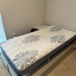 Twin bed / Mattress Serta smart surface and box spring / excellent condition.