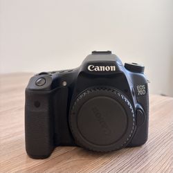 Canon EOS 70D Body (with strap and battery charger)