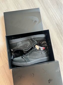 Size 9 men jordan 1 low