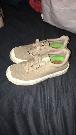 Cariuma Ibi Low Top Unisex Sneakers