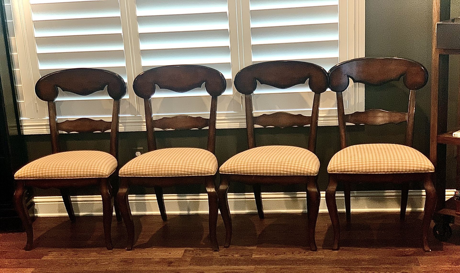 6 Wood Quality Dinning Room Chairs With Padded Seat