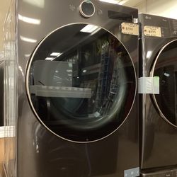 LG 7.4 cu.ft. Smart Stackable Gas Dryer with Steam Cycle New Scratch and Dent