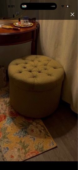 Round Tufted Ottoman / Footstool