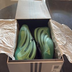 New green and black harden volume 9’s, size 9 and a half