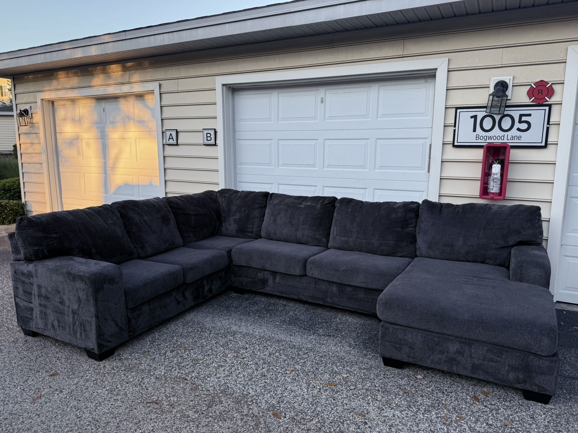 ✨ Dark Gray Sectional Sofa – Deep Cleaned & Delivery Available ✨